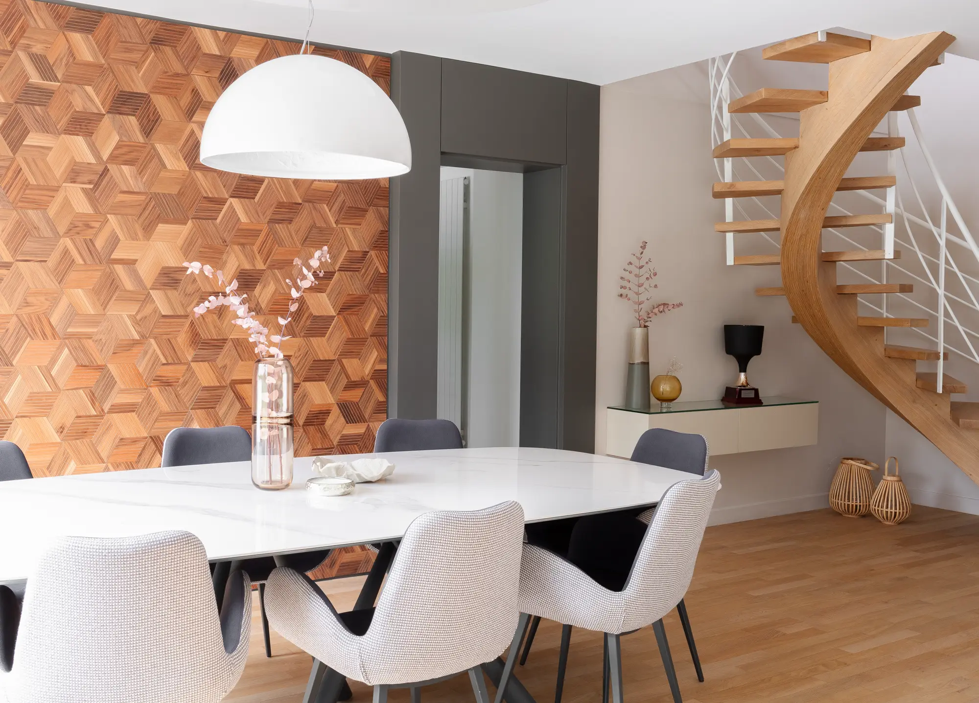 Salle à manger, mur en bois géométrique et escalier suspendu en chêne