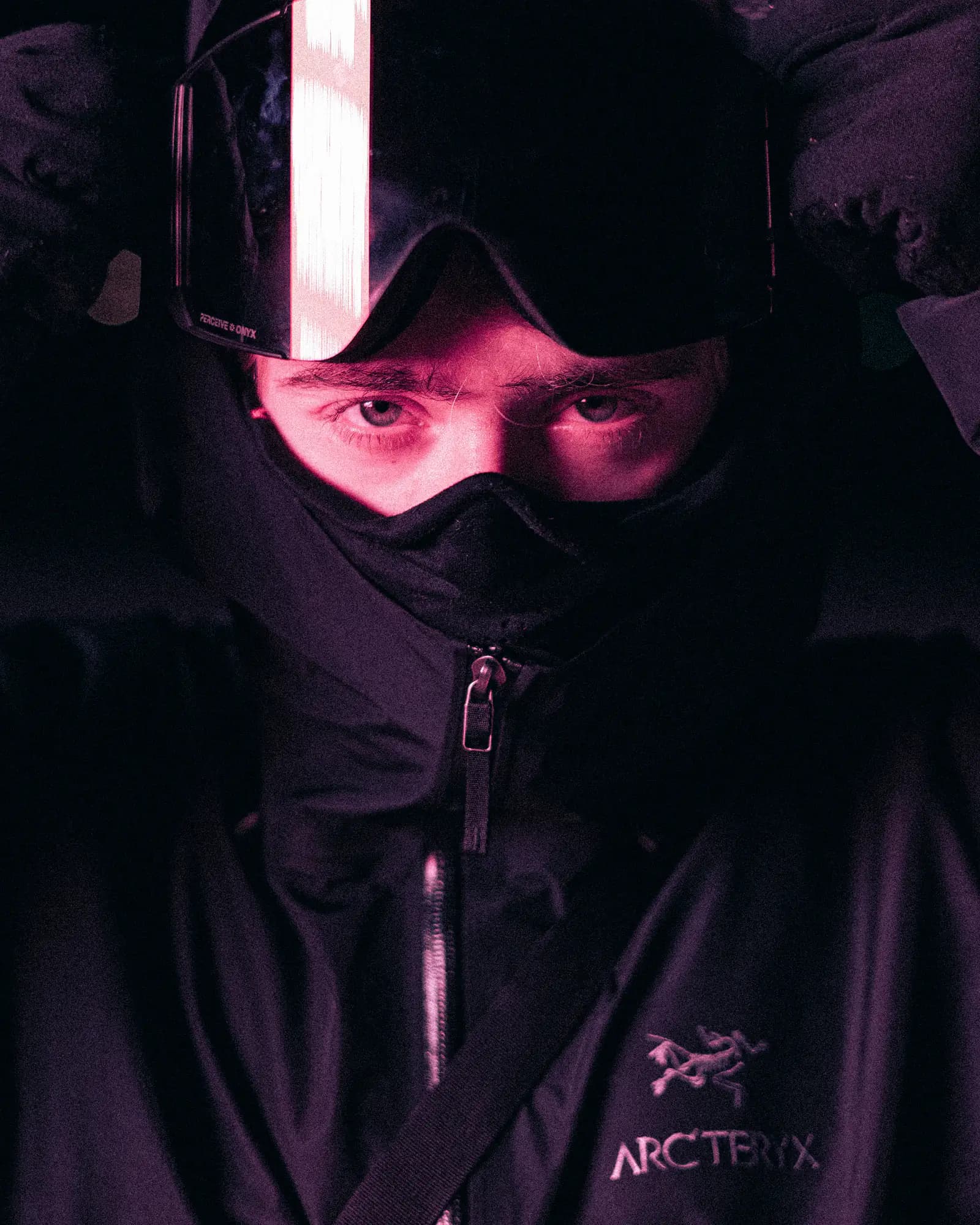 Portrait nocturne — masque de ski et veste Arc'teryx, lumière froide